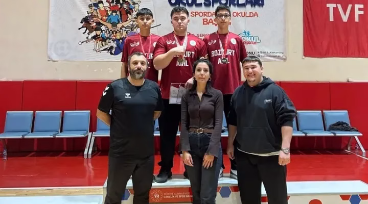 Bozkurt Anadolu İmam Hatip Lisesi’nden bilek güreşinde büyük başarı