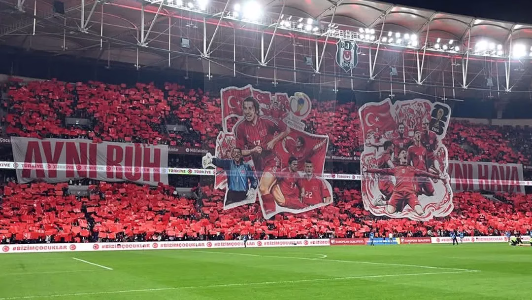 Türkiye-Romanya Maçı Öncesi Tüpraş Stadyumu’nda Muhteşem Koreografi!