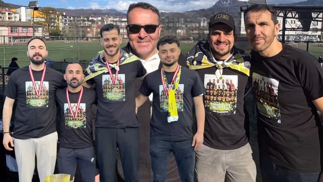 Cide Belediyespor şampiyonluk kupasını kaldırdı