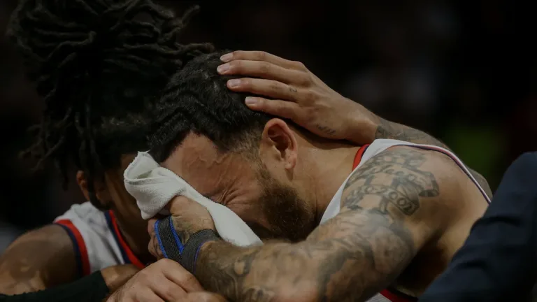Anadolu Efes’te Mike James sakatlığı nedeniyle parkelerden uzak kalacak
