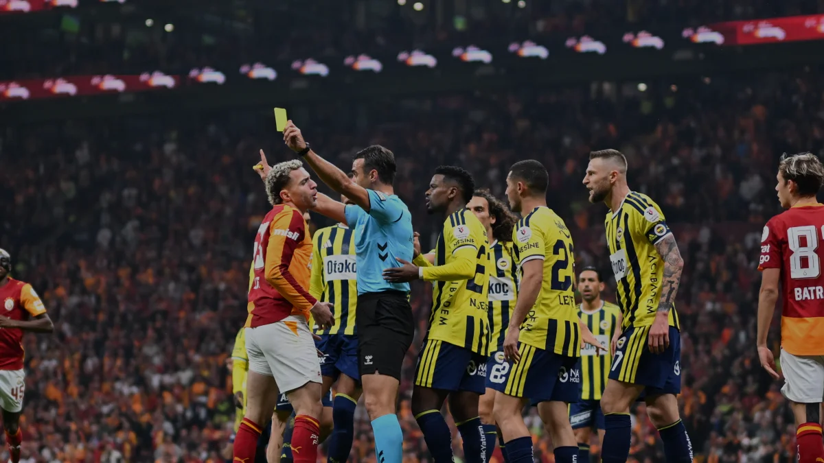 Galatasaray Fenerbahçe derbisinde gergin anlar sonrası iki kırmızı kart