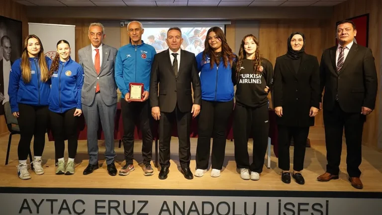Hentbolun Yıldızları Gençlerle bir araya geldi