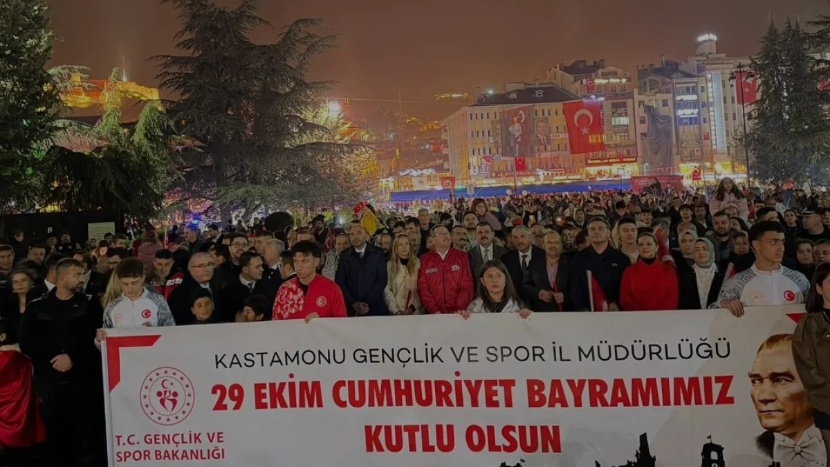 Kastamonu 29 Ekim Cumhuriyet Bayramı için fener alayında buluştu