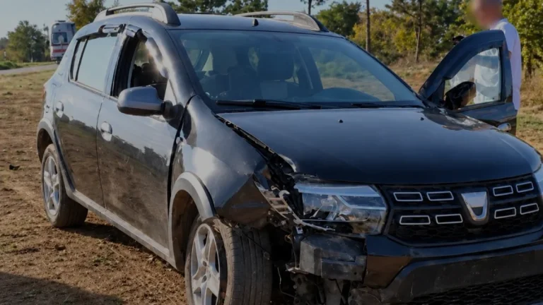 Taşköprü’de otomobil tarlaya uçtu
