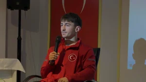 Milli sporcu Hamza Eren Göksu yetiştiği okulda öğrencilerle buluştu